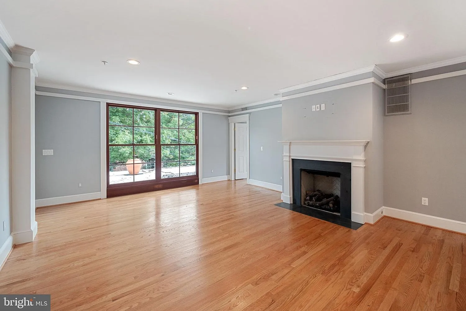 2 bed, 1000 sqft, $6,150 — Photo 1
