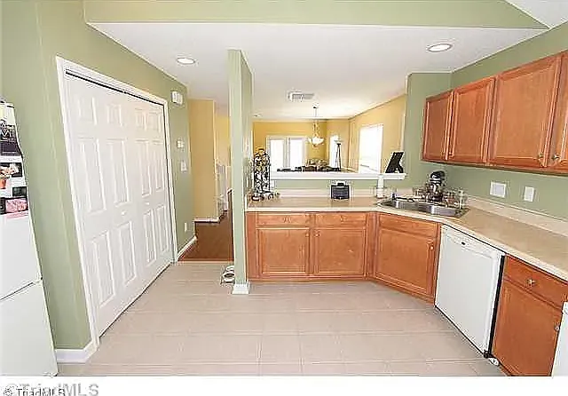 3 bed, 1599 sqft, $1,900 — Photo 2