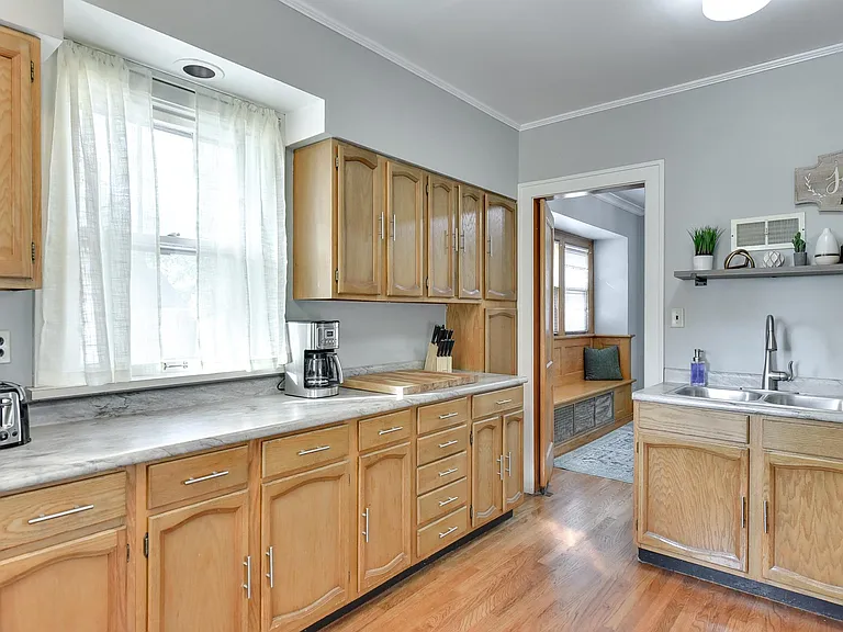863 S 52nd St — Photo 9