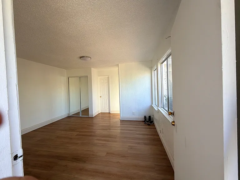427 W Arbutus St — Photo 2