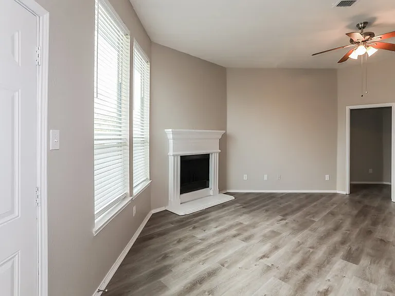 2945 Stockton St — Photo 3