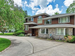 50 Viola Dr, Glen Cove, NY 11542