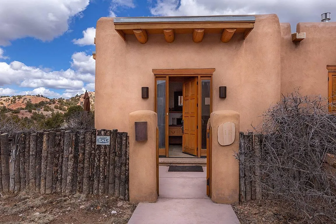 3 bed, 2150 sqft, $6,950 — Photo 2