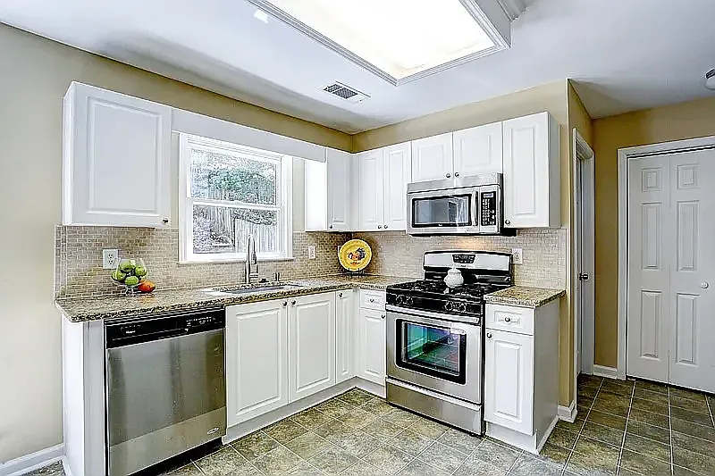 3 bed, 1998 sqft, $2,650 — Photo 4