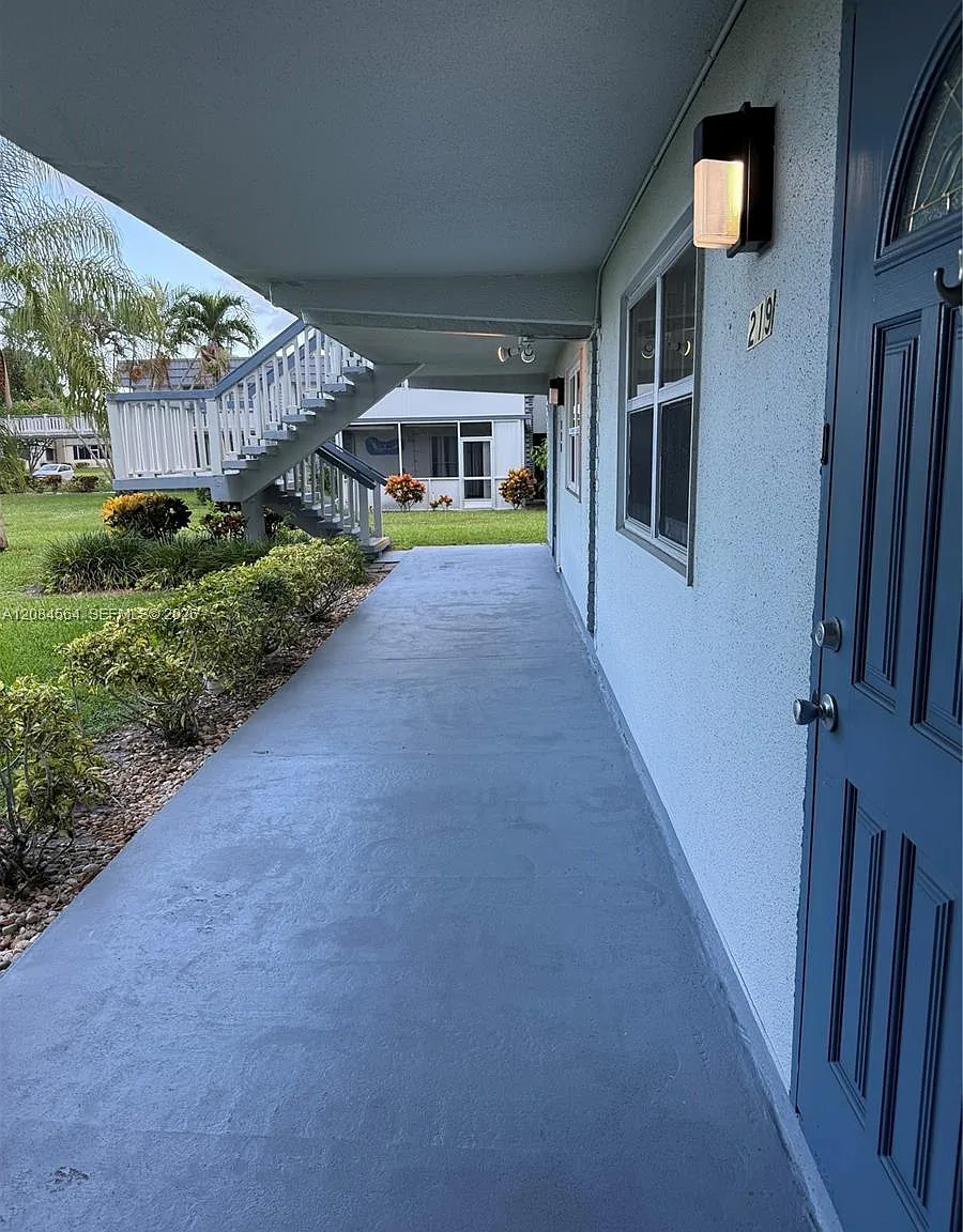 Kings Point Tuscany Condo — Photo 2