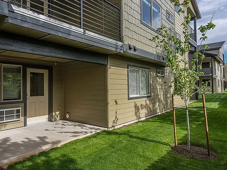 Salmon Crossing Apartments — Photo 10