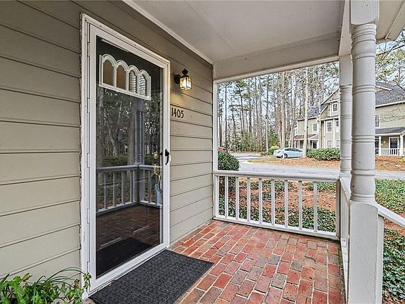 2nd image of 1405 Oakridge Cir