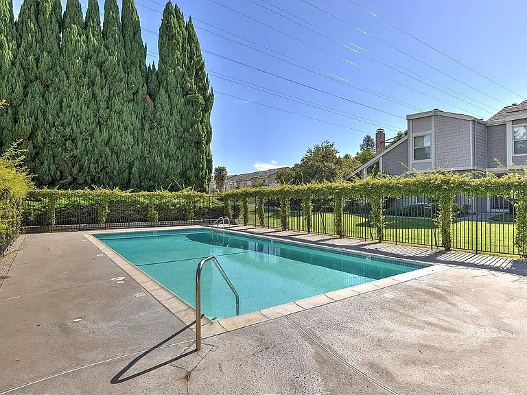 2232 Saint Claire Ct — Photo 30