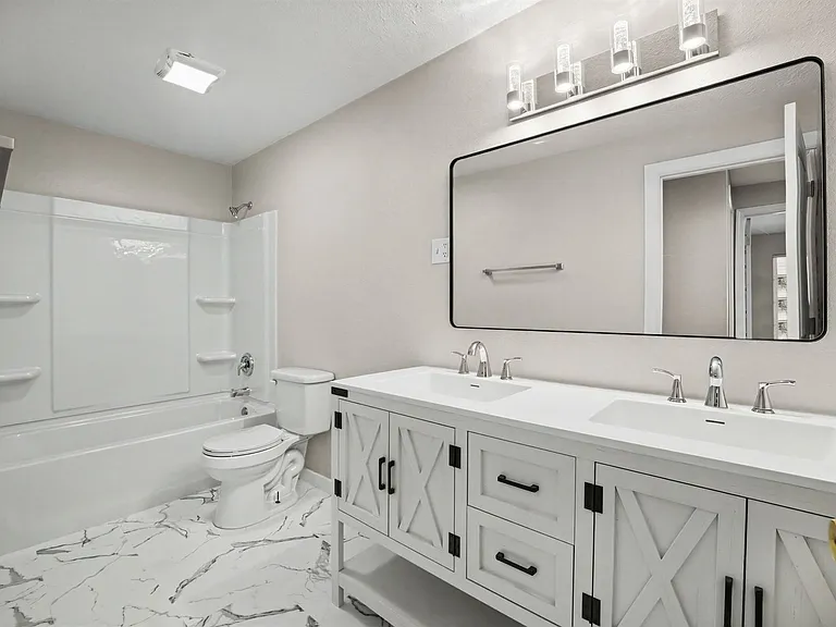 River Court Apartments - Updated Units With A View! — Photo 9