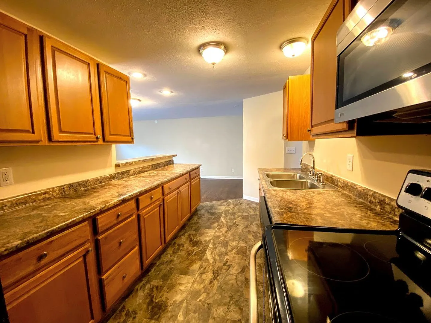 **Available August 2027** 5 Bed 2 Bath House Downtown — Photo 2