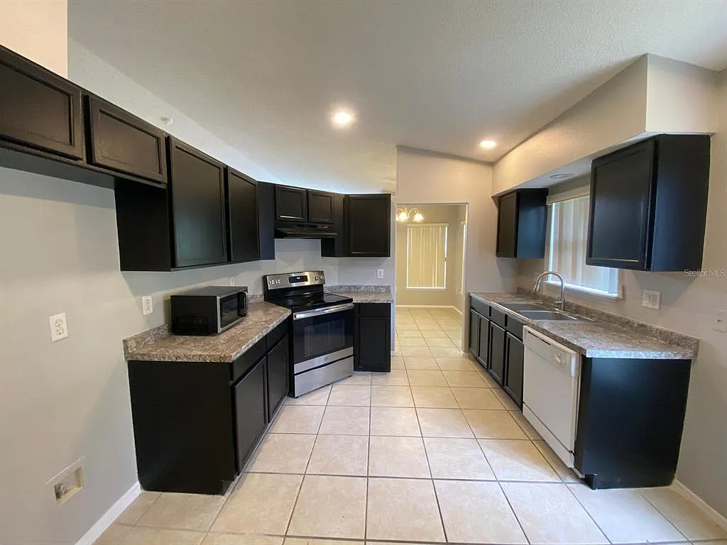 3 bed, 2.0 bath, 1372 sqft, $2,295 — Photo 2
