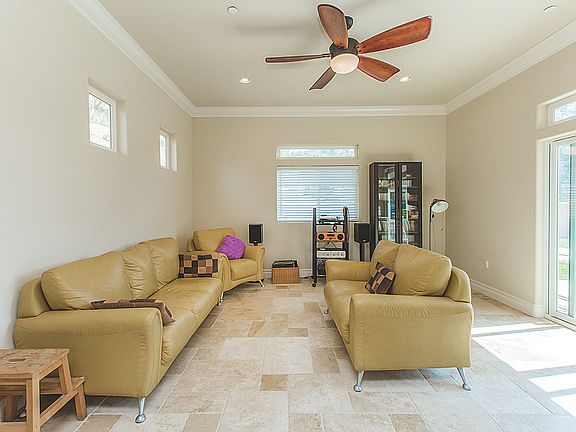 3rd image of 9690 Sunland Blvd