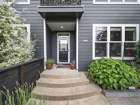 4th image of 1421 NE Market Dr