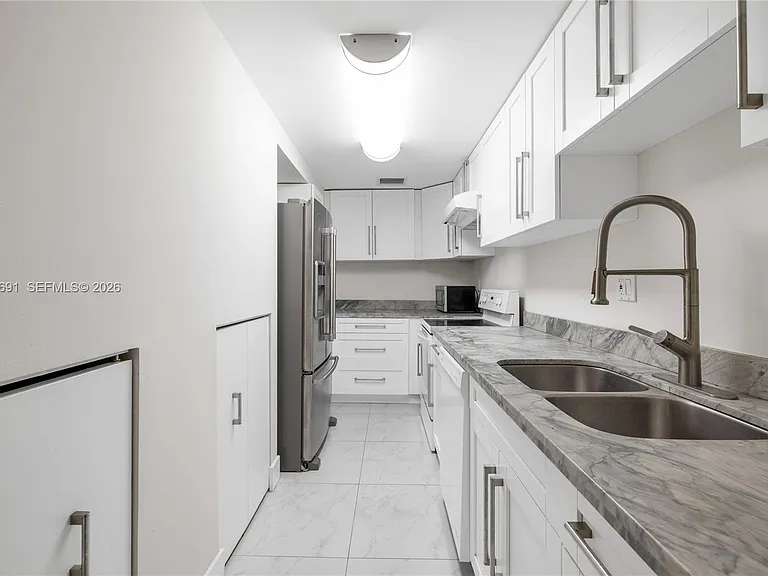 3056 Shipping Ave #2 — Photo 6