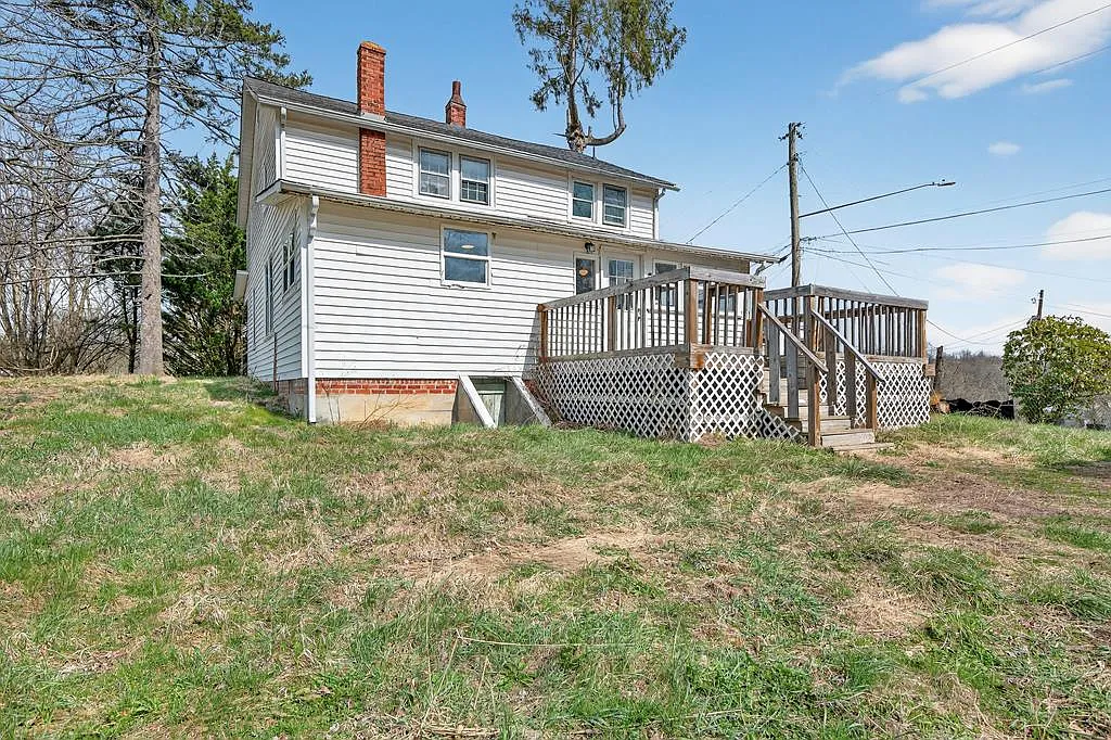 239 E Glade St photo 1