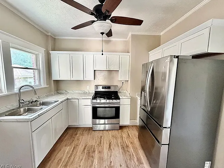 940 Katherine Ave — Photo 3