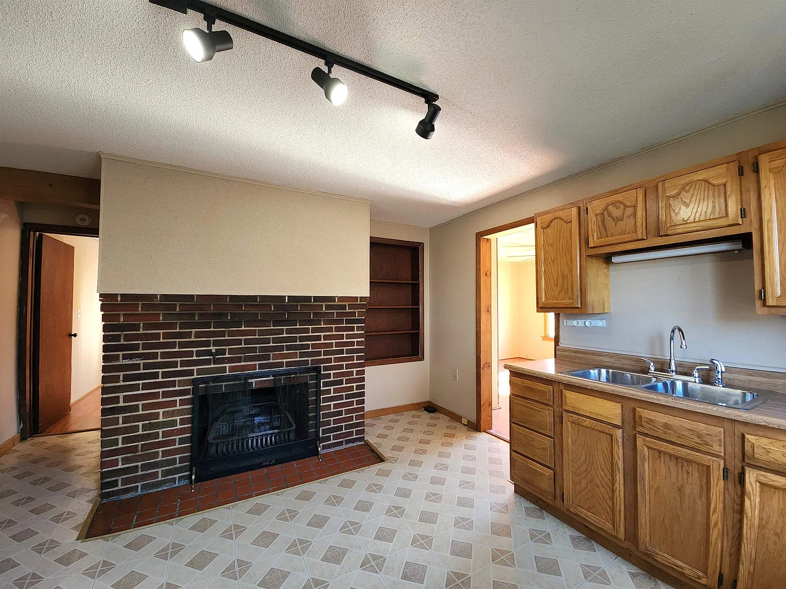 1 bed, 1.0 bath, 560 sqft, $900 — Photo 2