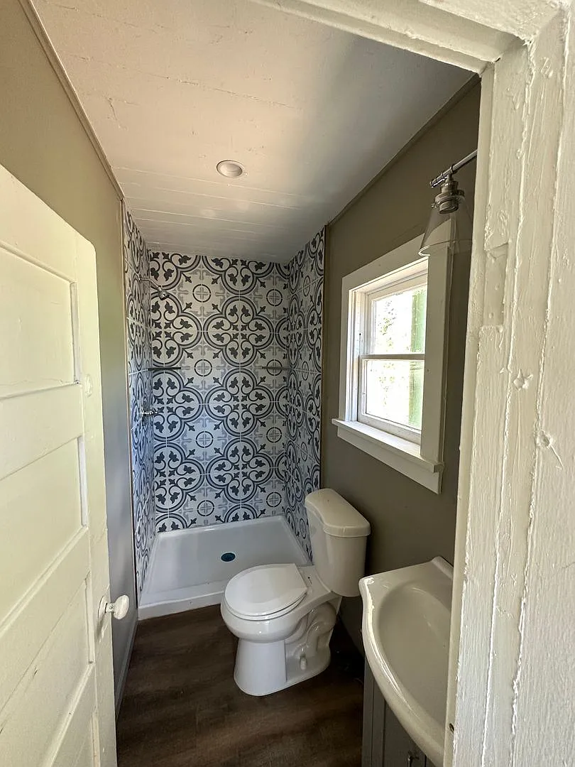 122 E Butler Avenue — Photo 2