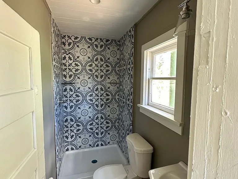 122 E Butler Ave — Photo 2