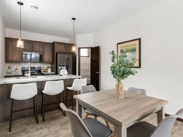 3000 Hemingway Dr, Chaska, MN 55318