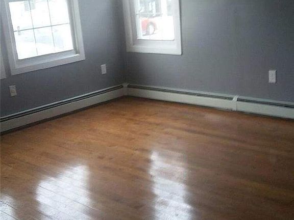 4th image of 10419 122nd St