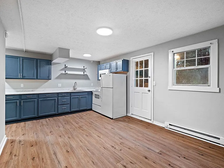 513 King George — Photo 11