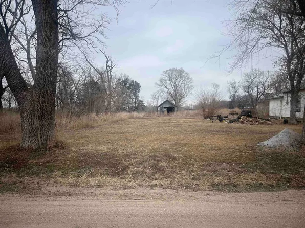 406 W 4th St, Fairfield, NE 68938