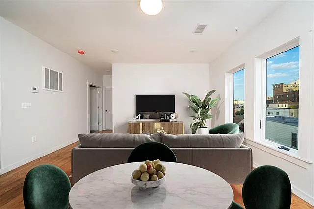 Building Photo - 541 42nd St #2B