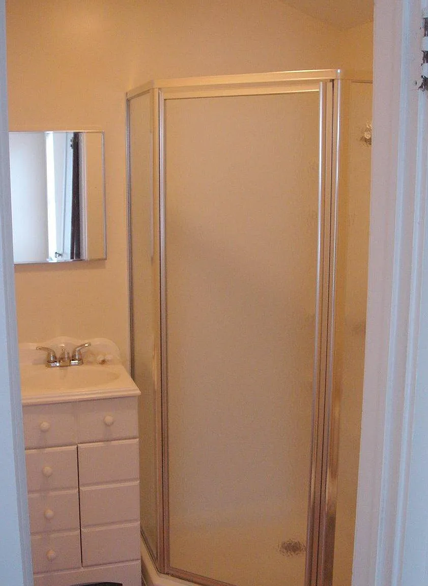 4 bed, 1.5 bath, 1600 sqft, $1,200 — Photo 3