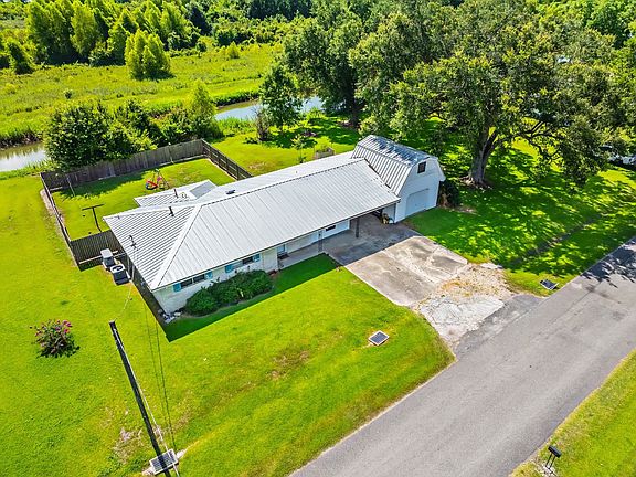 3rd image of 405 Four Point Dr