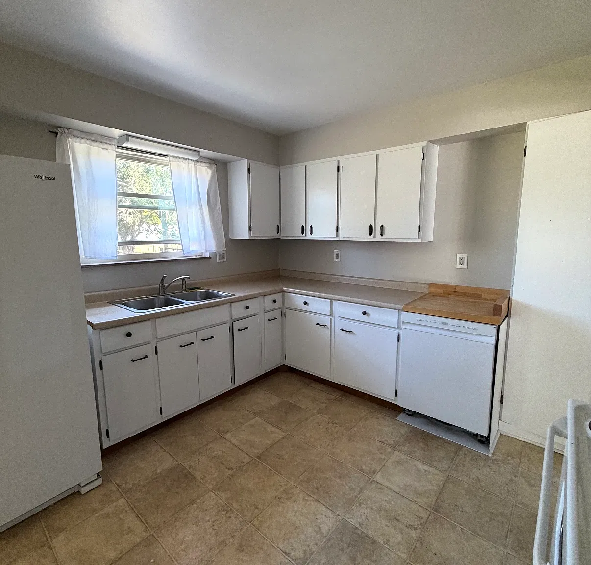 4 bed, 1.5 bath, 1437 sqft, $2,000 — Photo 3