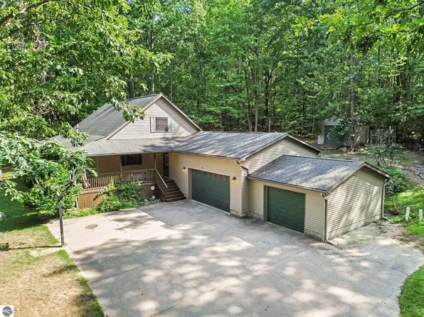 722 Bungo Lake Rd, Harrison, MI 48625