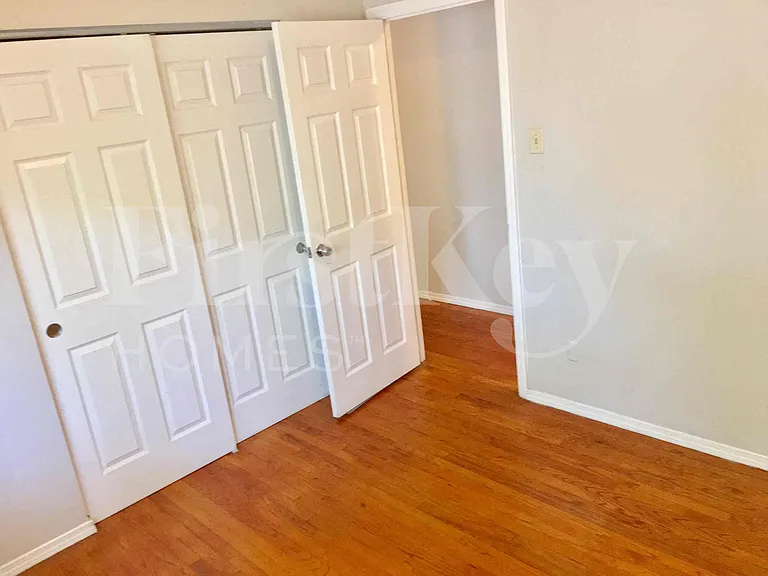 2275 Glenoro Dr — Photo 11