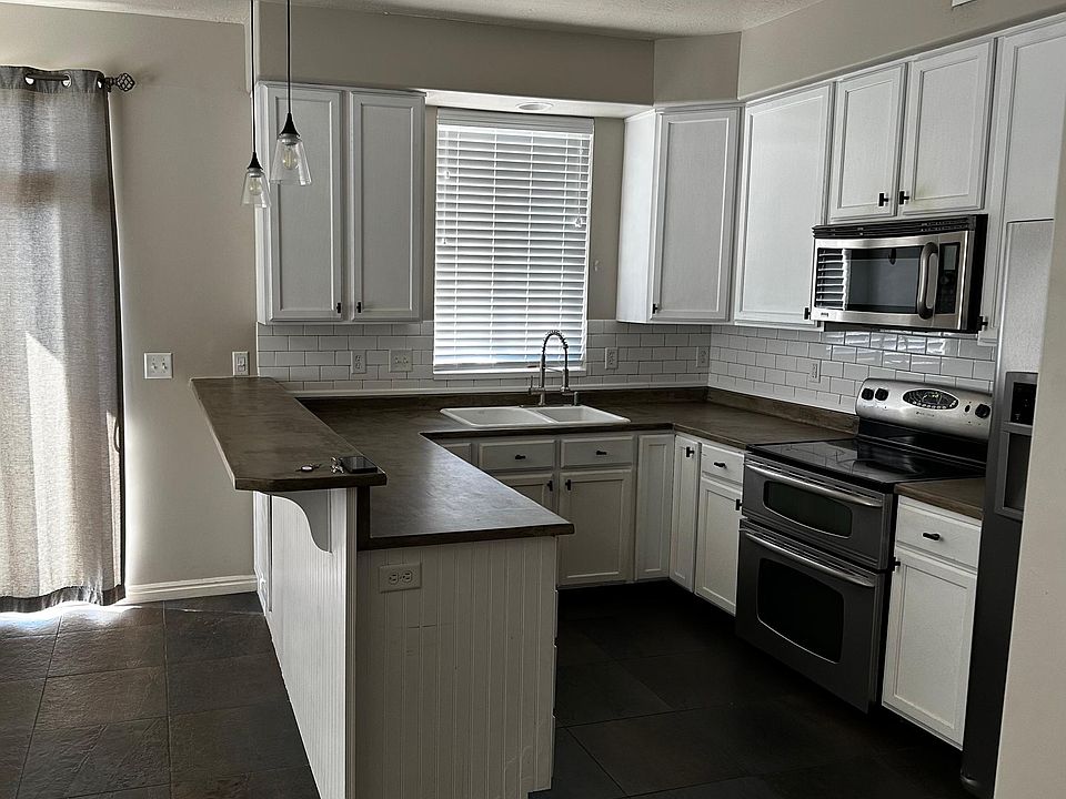 Kitchen w:stainless appliances and concrete countertops