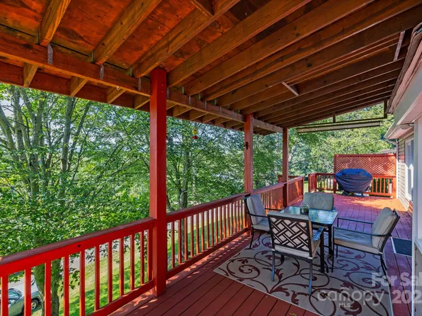 201 Acorn Ln, Clyde, NC 28721