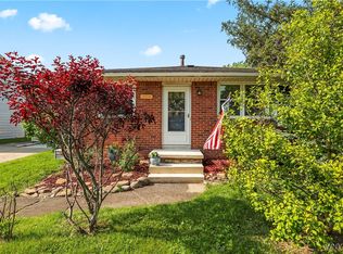 914 Reserve Rd, West Seneca, NY 14224