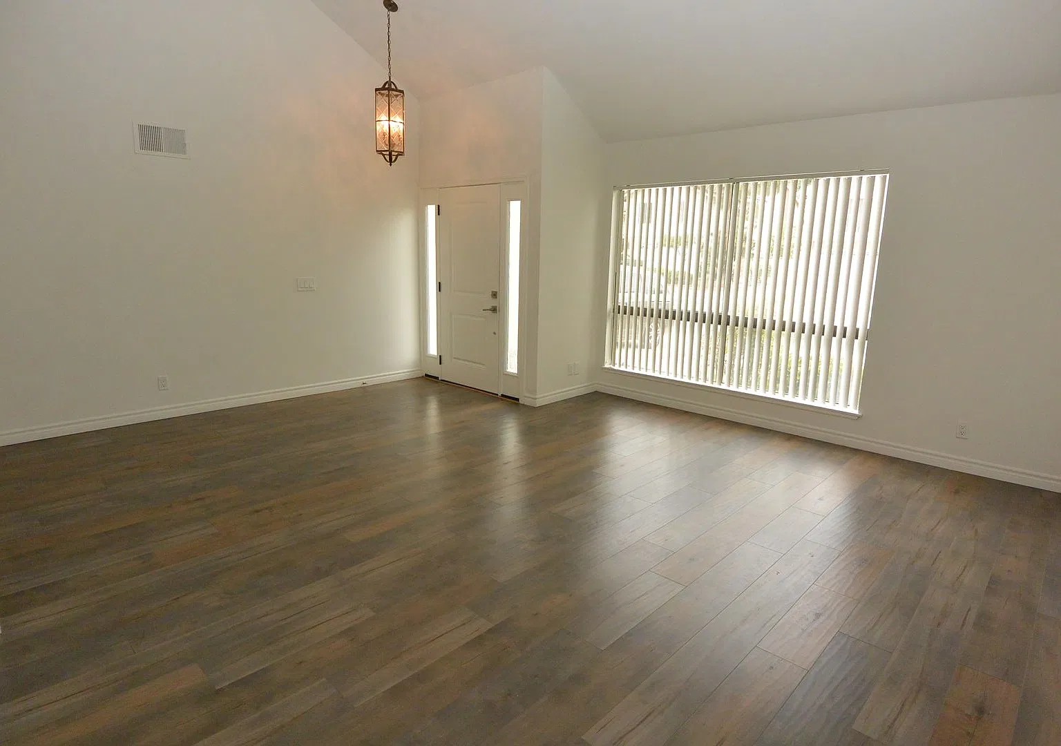 Spacious two story 4 Bed, 3 Bath + Bonus room home in College Park, Irvine. — Photo 4