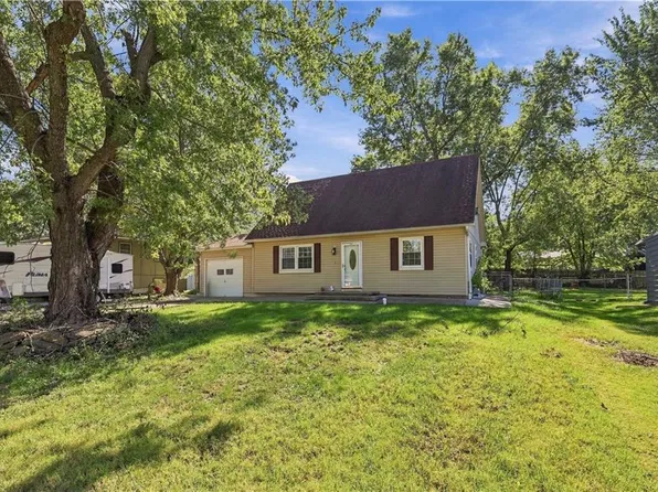 214 Cedarlane Dr, Wellsville, KS 66092