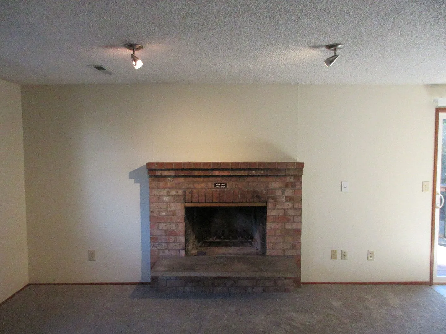 Large Two Bedroom with New Carpet! — Photo 4