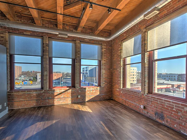 150 E Main St #403 — Photo 4
