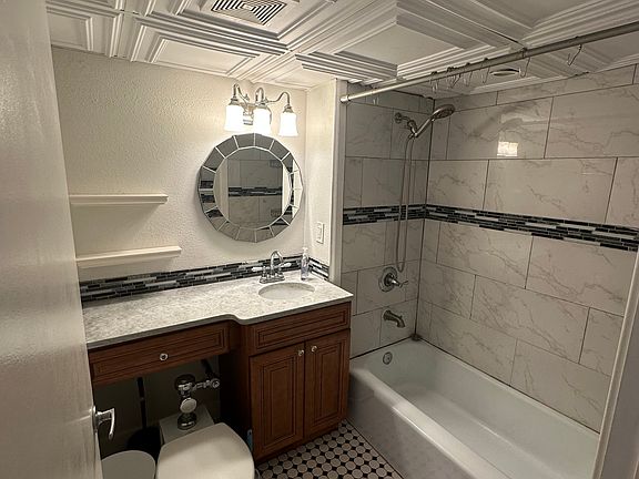 4th image of 151 E Washington St Unit 605