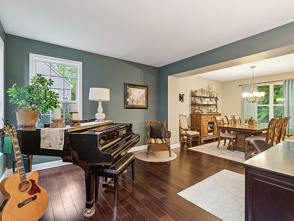4th image of 915 Eaton Ct