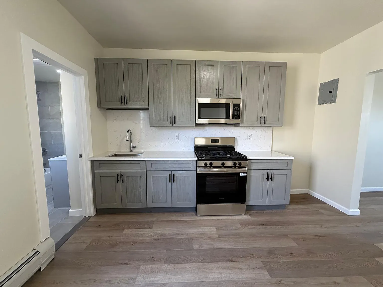 2 bed, 750 sqft, $2,100 — Photo 1