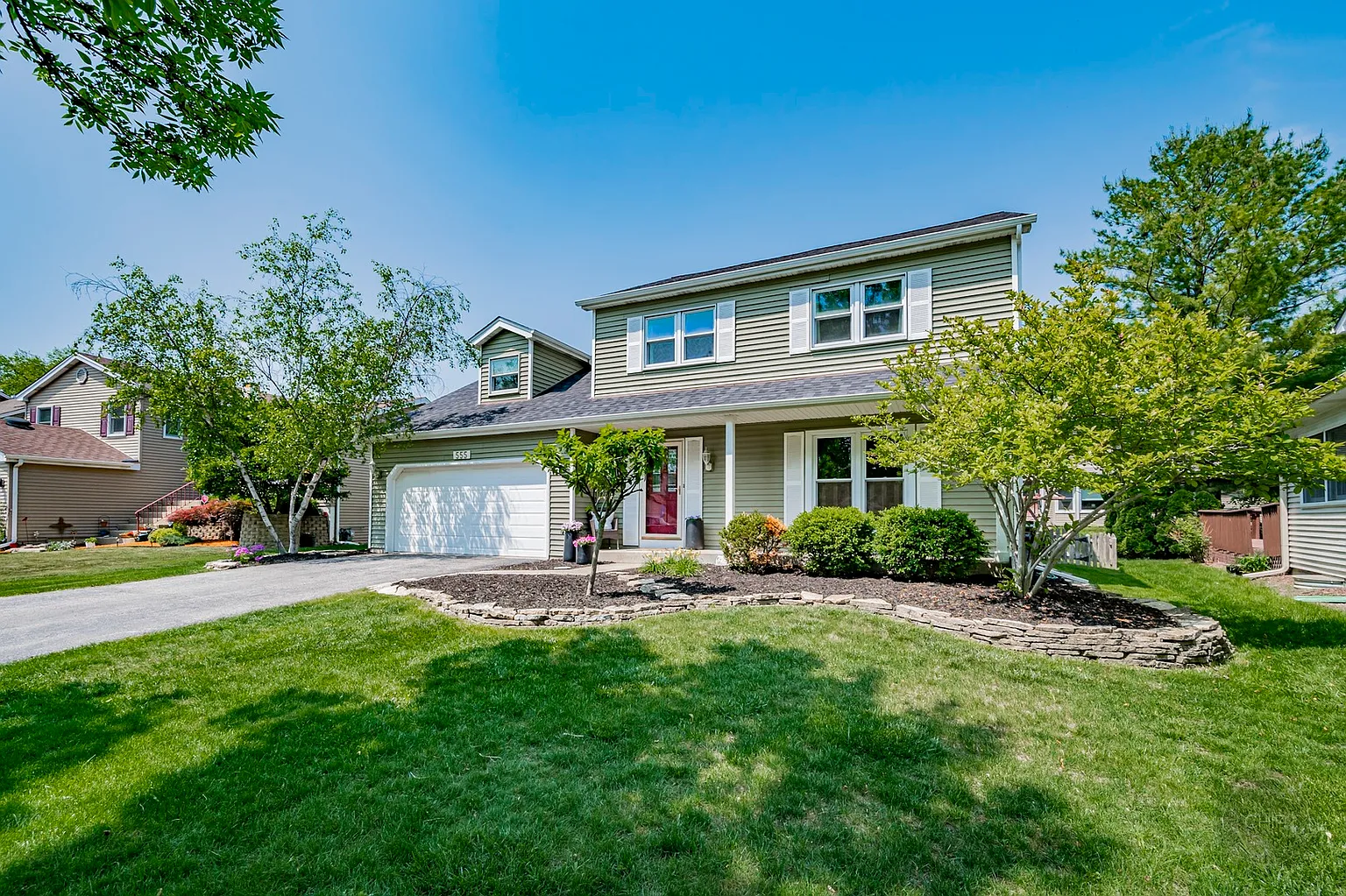 555 Roxbury Dr photo 1