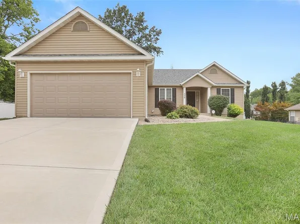 320 Willow Creek Dr, Edwardsville, IL 62025