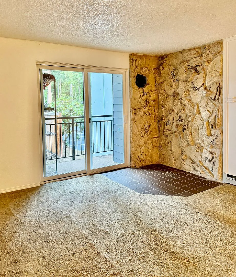 $500-off 1-month's rent! 1 Bed / 1 Bath Bellevue condo $1,795/month — Photo 3