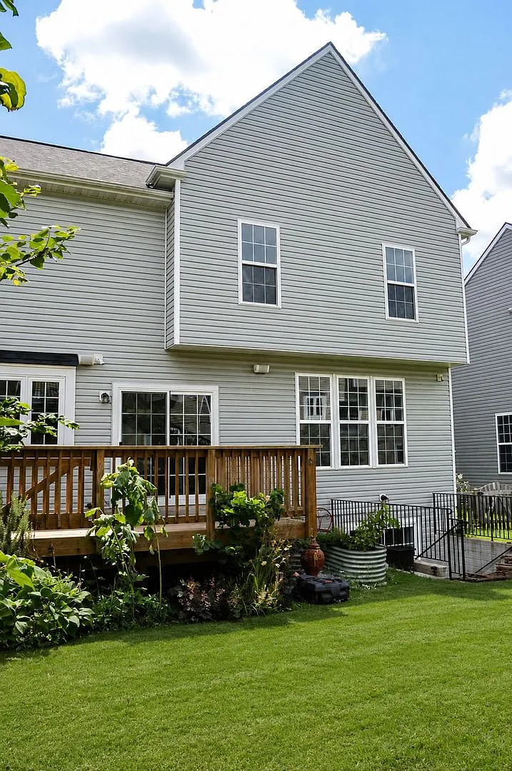 Charming Colonial in Magnolia Green — Photo 2