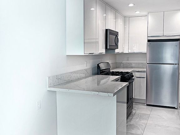 4th image of 7624 Fountain Ave #11