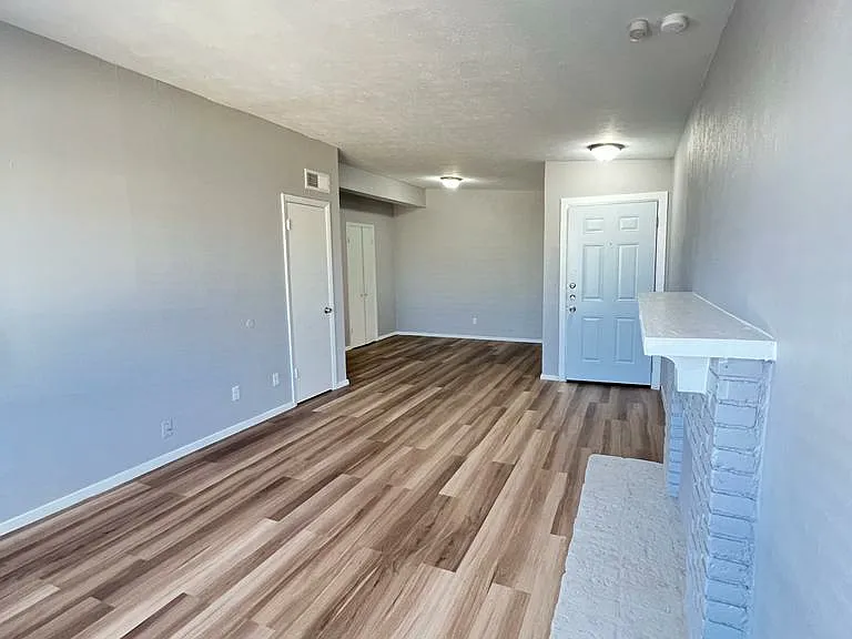 La Hacienda Apartments — Photo 10