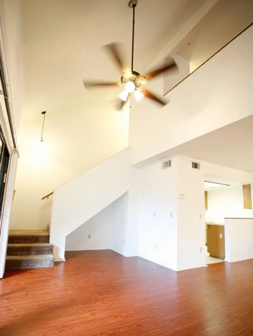 Building Photo - 7200 SW 8th Ave #E31